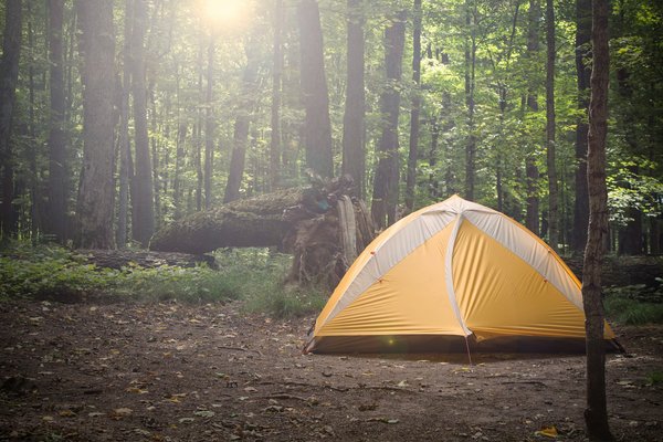 Quels sont les équipements nécessaires pour un camping en région de forêt tropicale humide?